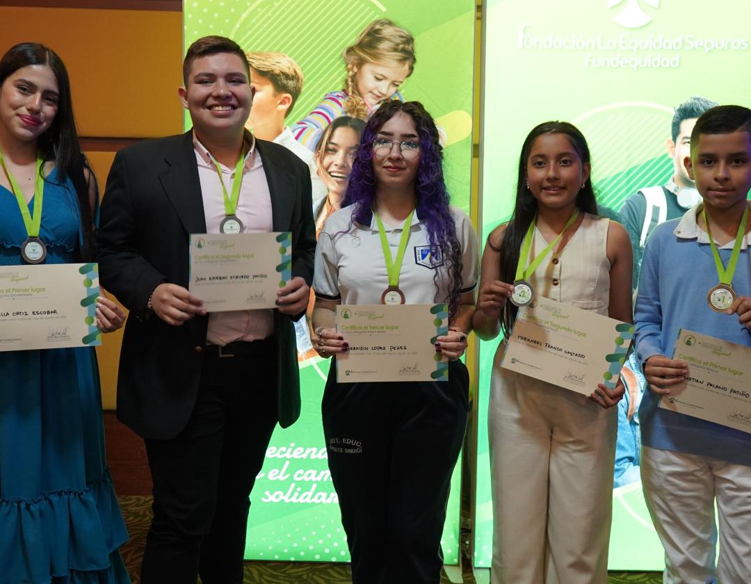 Fotografía de los cinco ganadores del concurso regional de oratoria