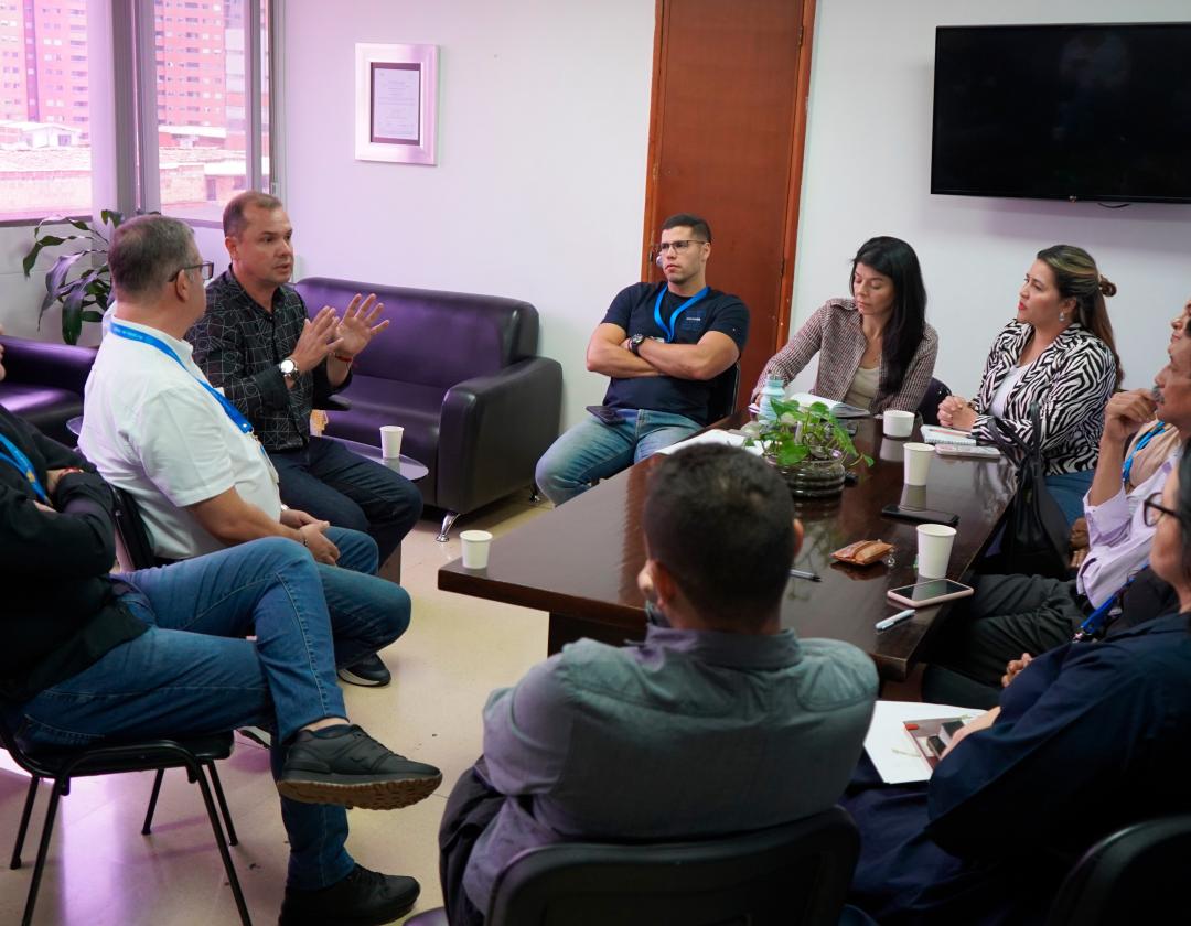 En la  foto se muestra a los integrantes de la mesa de trabajo para los derechos y garantías de los niños, niñas y adolescentes.